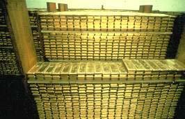 Gran pila de lingotes de oro almacenados