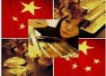 Bandera de china, mujer sujetando lingotes y pepitas de oro