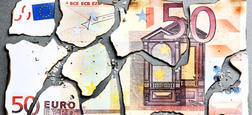 Billete de 50 euros roto en piezas