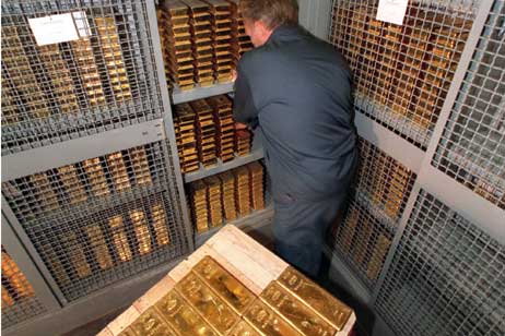 Hombre almacenando reservas de oro