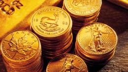 Monedas oro y detalle de lingote de oro