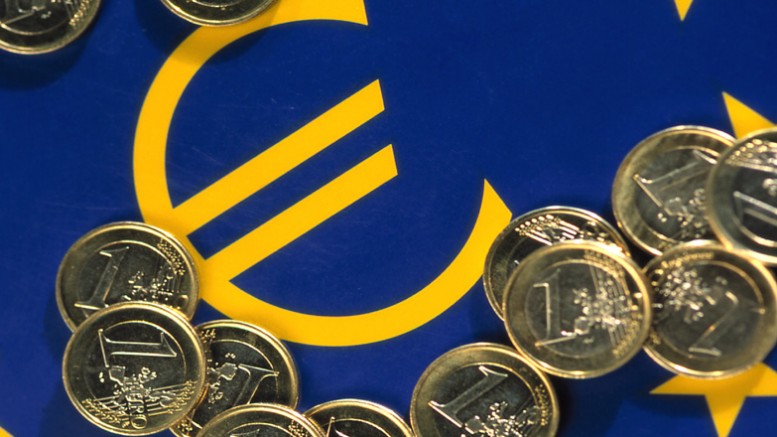 Bandera Europa y monedas euro