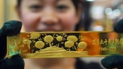 Mujer China con Lingote Oro