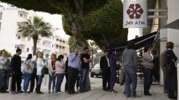 Colas ante los bancos de Chipre por controles de capital