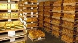 Lingotes de oro almacenados en palets