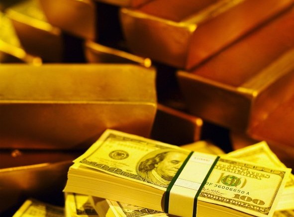Lingotes de oro y fajo de billetes de dolar