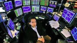 Inversor con pantallas inversión especulación hedge fund