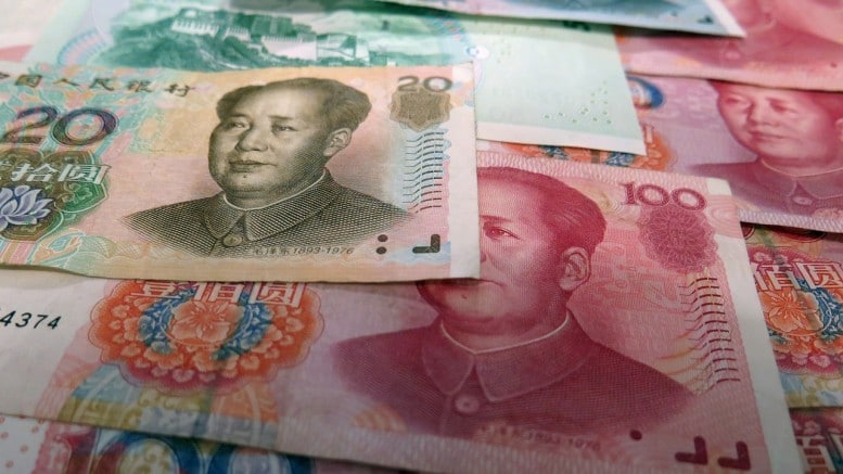 Billetes de yuanes chinos de 100 y 20