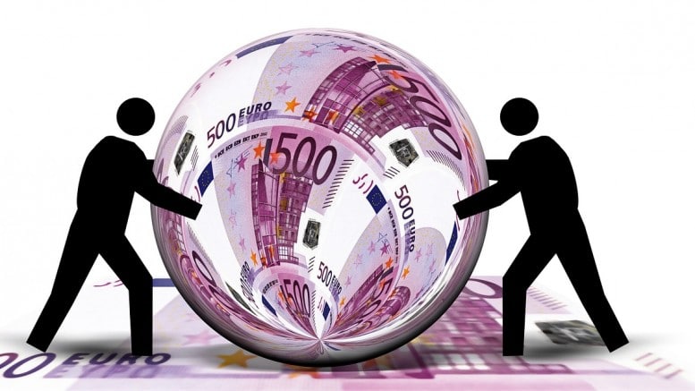 Billetes de 500 euros reflejados en bola