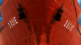 Barco de carga rojo