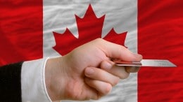 Bandera de Canada pagando con mano pagando con tarjeta