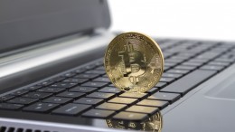Moneda bitcoin sobre un ordenador