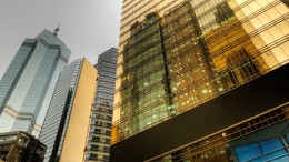 Edificios en Hong Kong con reflejo dorado