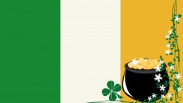 Bandera de Irlanda y hoja trebol con monedas de oro