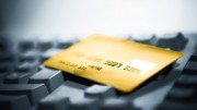 Tarjeta de credito dorada en un teclado