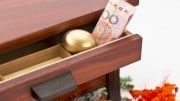 Billete de 100 yuanes con bola de oro