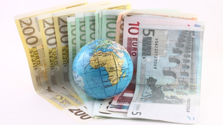 Billetes de euro con globo de la tierra