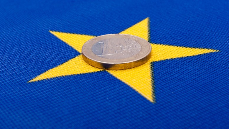 Moneda de Euro sobre Bander de la UE