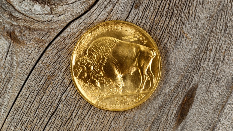 Moneda de oro reverso American Gold Buffalo coin sobre madera