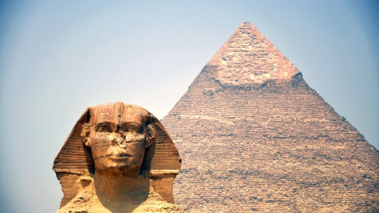 Sphinx con Piramide de Giza en El Cairo Egipto