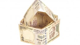 Casa con billetes de 500 rupias de la India