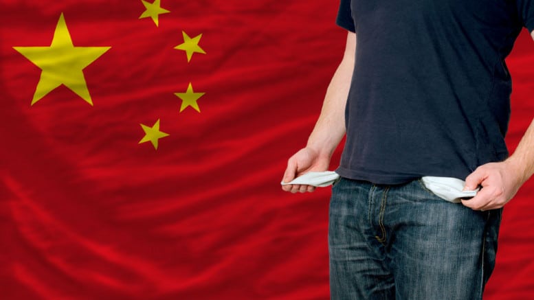 Bandera china y hombre sin dinero